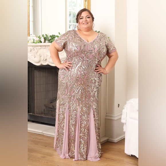 Sequined Plus Dress 💛 - Picture 4 of 9